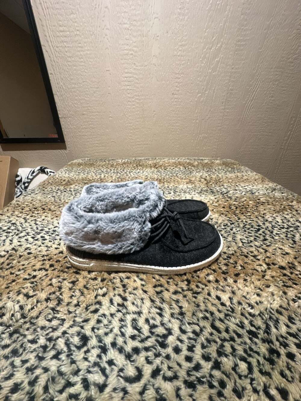 Hey Dude Britt Black Gray Faux Fur Booties Women's Size 9